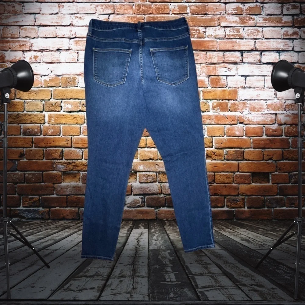 Universal Thread Women’s Dark Blue Jeans Size 8/29R - Perfect Fit & Style